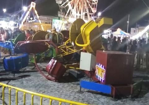 Crianças ficam feridas após brinquedo de parque de diversões despencar