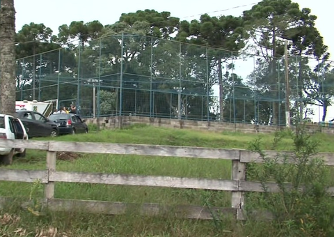 Menino morre após trave de gol cair sobre ele 