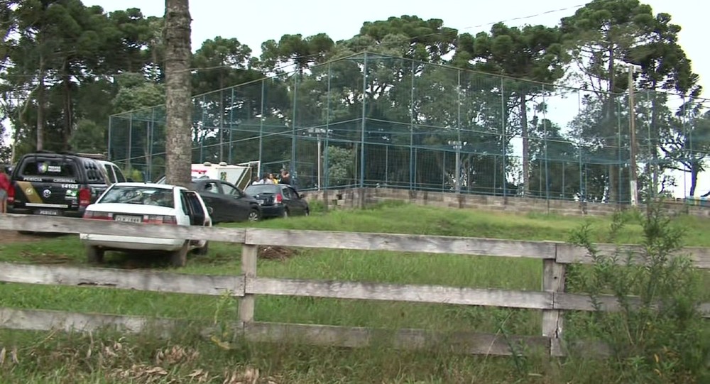 Menino morre após trave de gol cair sobre ele 