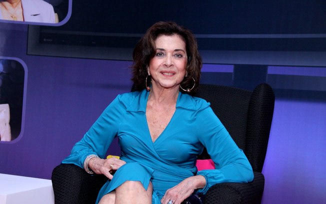 Betty Faria posa de lingerie e arranca elogios de seguidores 