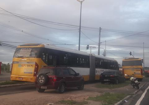 Em Manaus, ônibus em pane mecânica deixa trânsito parado em avenida