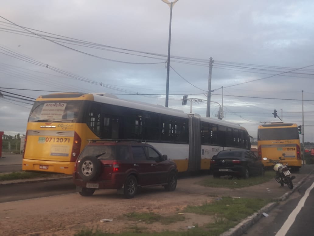 Em Manaus, ônibus em pane mecânica deixa trânsito parado em avenida