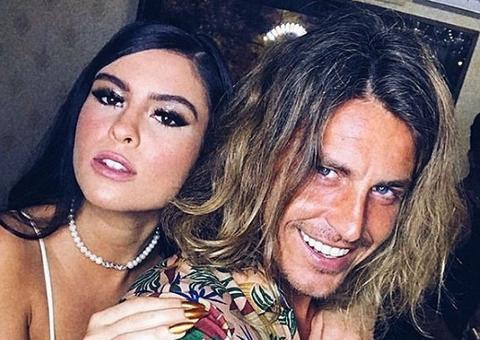 Com calcinha à mostra, ex-bbb Hana requebra muito em festão de aniversário