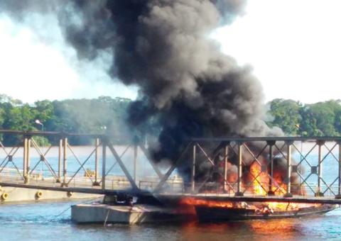 Barcos com combustível pegam fogo e destroem parte de balsa em porto no Amazonas