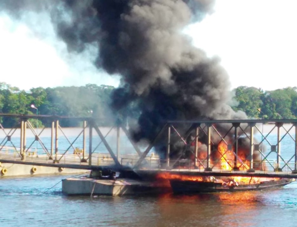 Barcos com combustível pegam fogo e destroem parte de balsa em porto no Amazonas