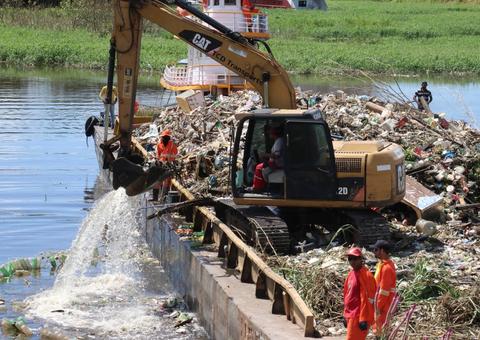 Igarapés de Manaus passam por limpeza de encostas e retirada de lixos 