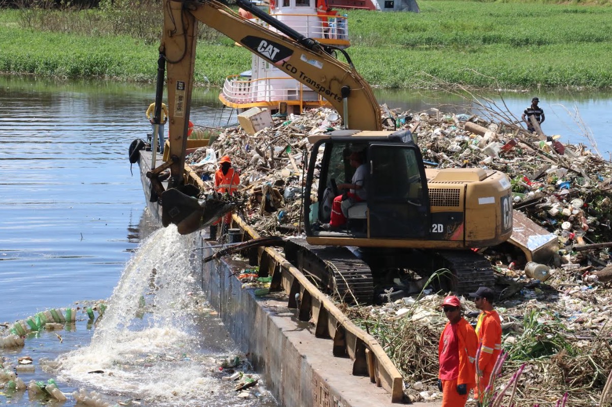 Igarapés de Manaus passam por limpeza de encostas e retirada de lixos 