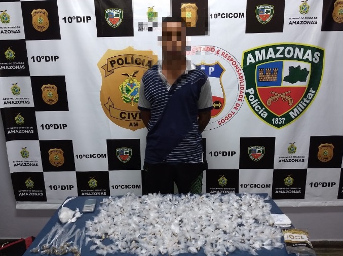 Polícia prende jovem com mais de 700 trouxinhas de drogas em Manaus 