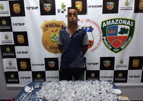 Polícia prende jovem com mais de 700 trouxinhas de drogas em Manaus 