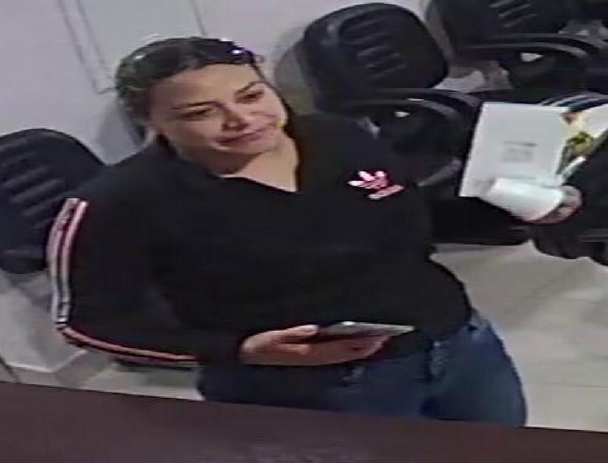 Polícia divulga imagem de mulher envolvida em furto de clínica em Manaus
