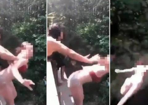 Jovem que empurrou amiga de ponte é condenada a dois dias de prisão 