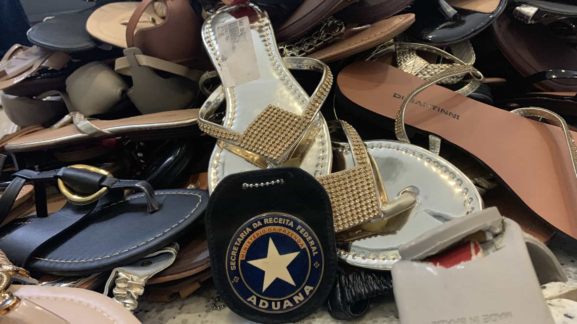 Drogas são encontradas em pares de sapatos em aeroporto