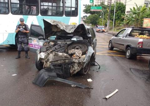 Motorista fica preso nas ferragens de carro após se chocar com ônibus em avenida de Manaus