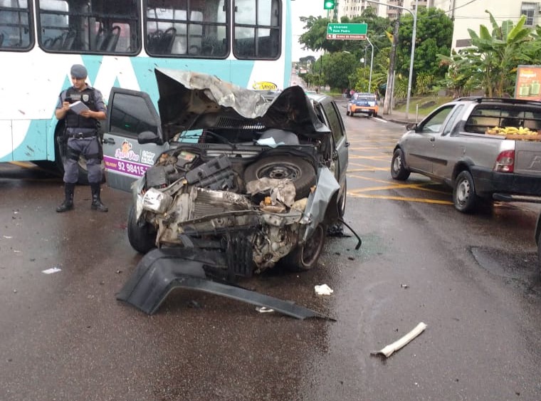 Motorista fica preso nas ferragens de carro após se chocar com ônibus em avenida de Manaus