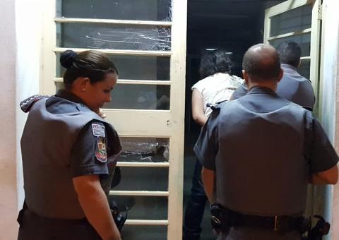 Homem ateia fogo no rosto de mulher durante briga com vizinho