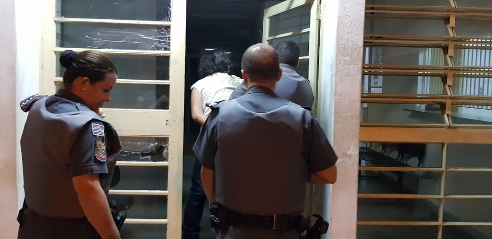 Homem ateia fogo no rosto de mulher durante briga com vizinho