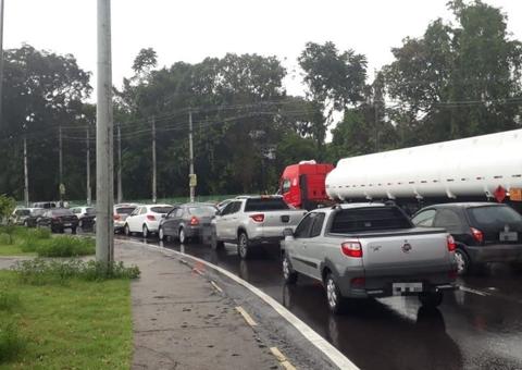 Veículo em pane causa congestionamento quilométrico em avenidas de Manaus