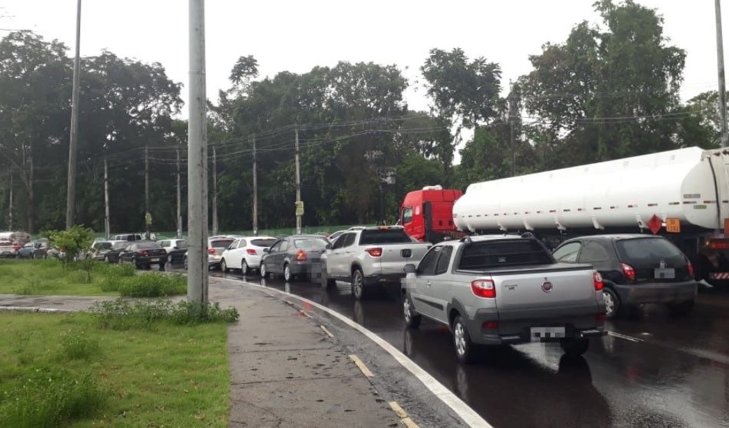 Veículo em pane causa congestionamento quilométrico em avenidas de Manaus