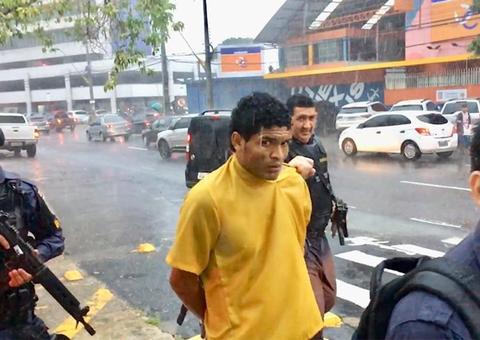Detento sai correndo ao chegar para audiência em fórum de Manaus