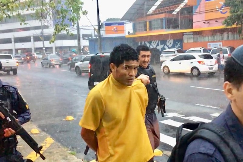 Detento sai correndo ao chegar para audiência em fórum de Manaus