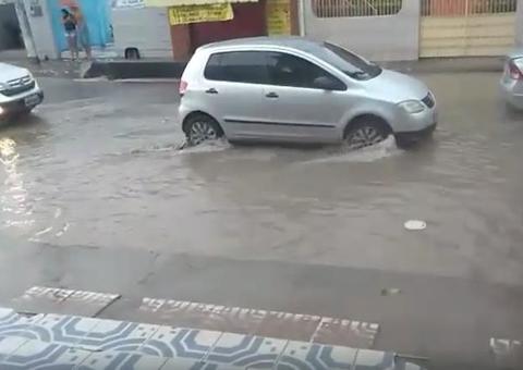 Chuva causa alagações e deslizamento de barranco em Manaus