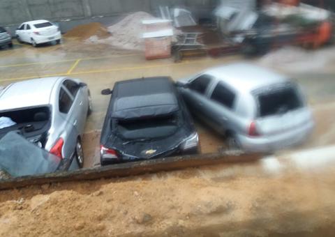Em Manaus, muro da Fametro desaba durante temporal e destrói carros
