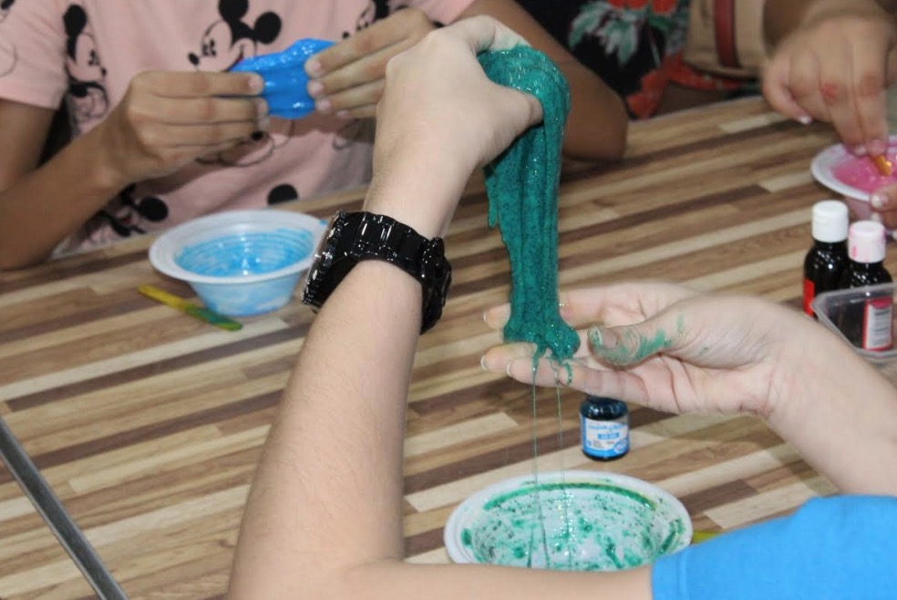 Oficina de slime movimenta shopping de Manaus neste sábado