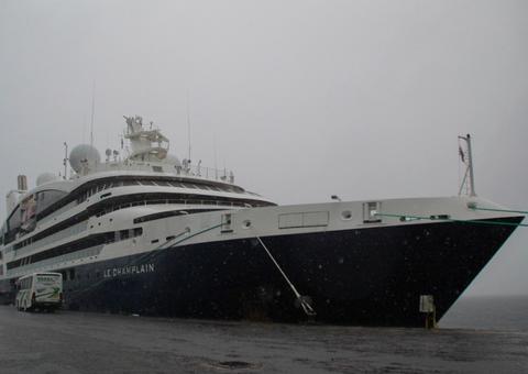 Navio francês M/S Le Champlain atraca no Porto de Manaus