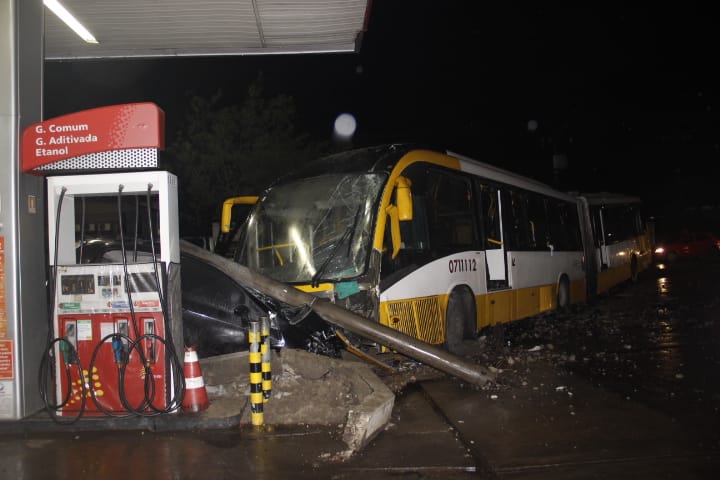 Ônibus invade pista, atinge carros e deixa feridos em Manaus