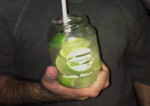 Cliente se irrita com tamanho de caipirinha e processa bar 