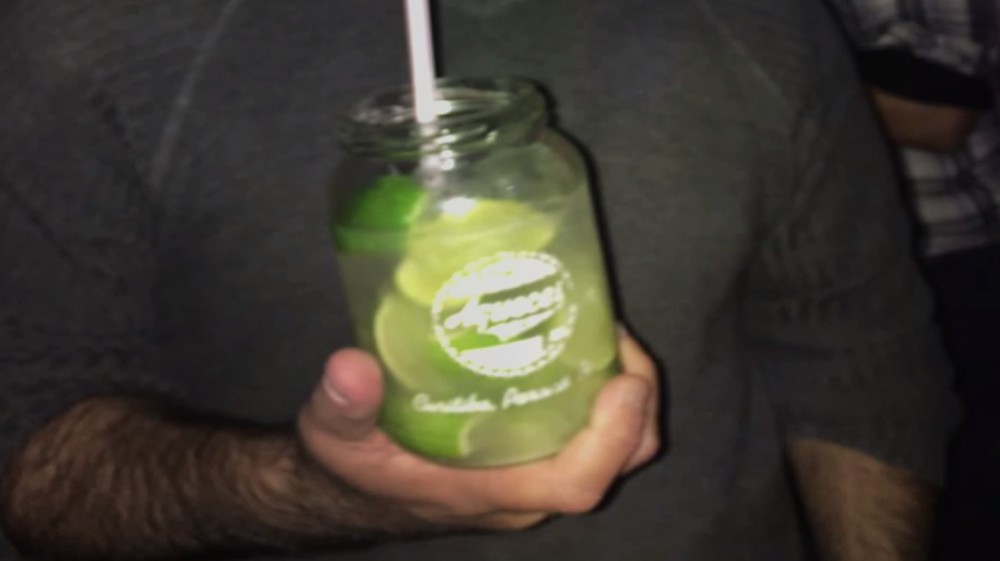 Cliente se irrita com tamanho de caipirinha e processa bar 