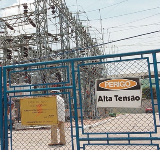 Subestação de energia pega fogo e deixa rodoviária às escuras em Manaus