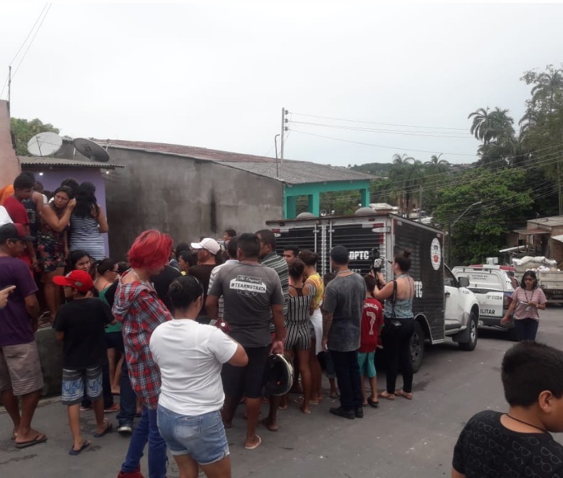Mãe encontra filho cabeleireiro morto em cima da cama em casa de Manaus