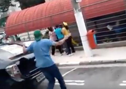 Fiscal de trânsito é agredida por grávida e motorista após aplicar multa