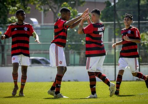 Sobrevivente do incêndio do Ninho volta ao Flamengo e marca pelo sub-15