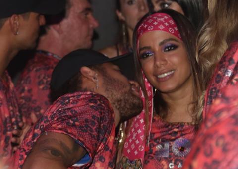 Neymar parabeniza Anitta e se declara para cantora após beijos no Carnaval