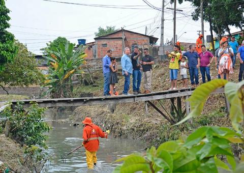 Arthur acompanha serviço de limpeza de igarapé em Manaus 