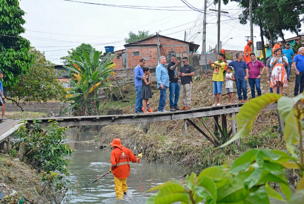 Arthur acompanha serviço de limpeza de igarapé em Manaus 
