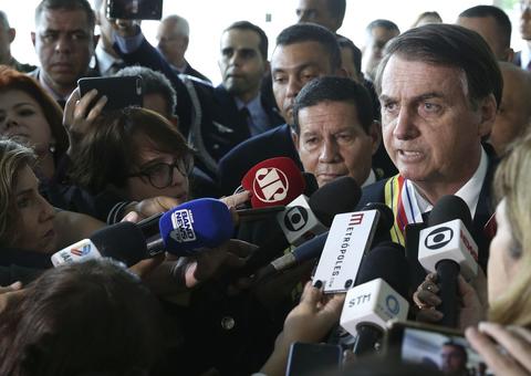 Bolsonaro diz que governo estuda reduzir impostos de empresas