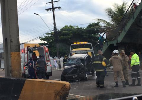 Carro se choca com mureta de concreto e vítimas ficam presas nas ferragens em avenida de Manaus