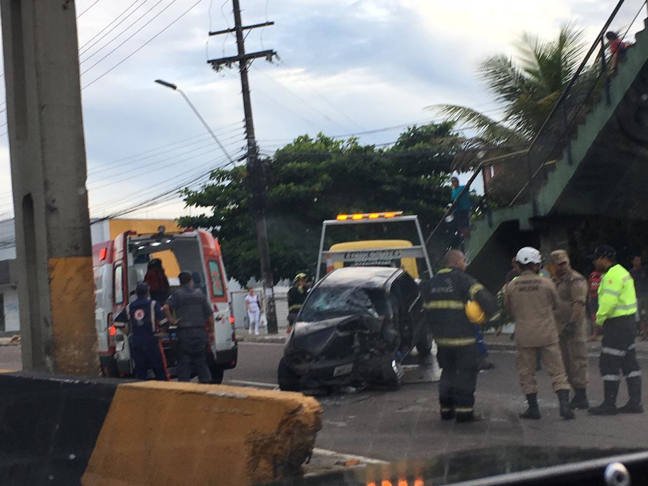 Carro se choca com mureta de concreto e vítimas ficam presas nas ferragens em avenida de Manaus
