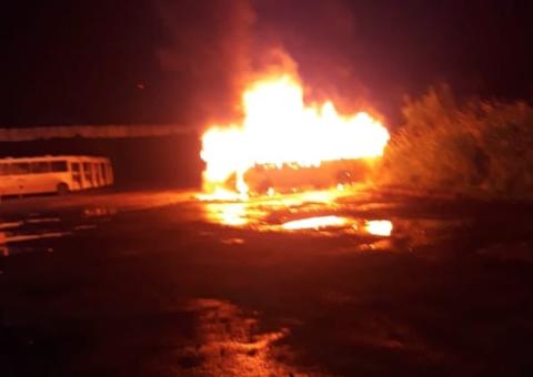 Ônibus fica destruído ao pegar fogo dentro da garagem de empresa em Manaus