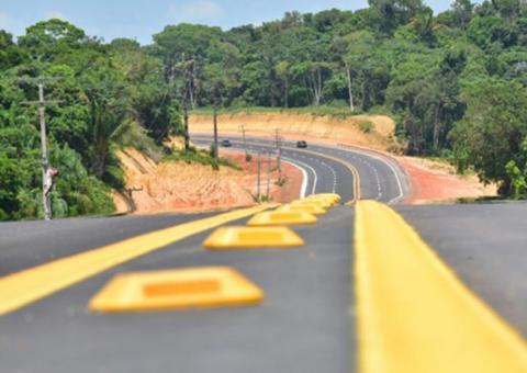 Trecho da rodovia AM-070 afunda e deixa trânsito perigoso no Amazonas