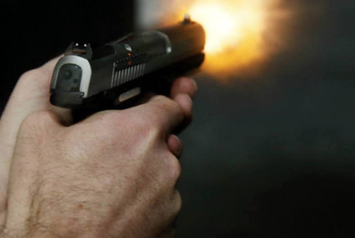 Tiroteio e confusão deixa dois feridos na frente de bar em Manaus