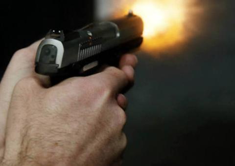 Tiroteio e confusão deixa dois feridos na frente de bar em Manaus