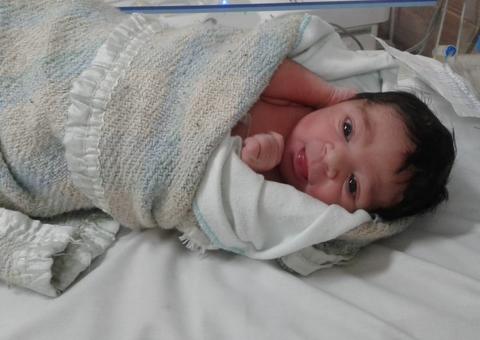 Sem saber que estava grávida, funcionária dá à luz em shopping