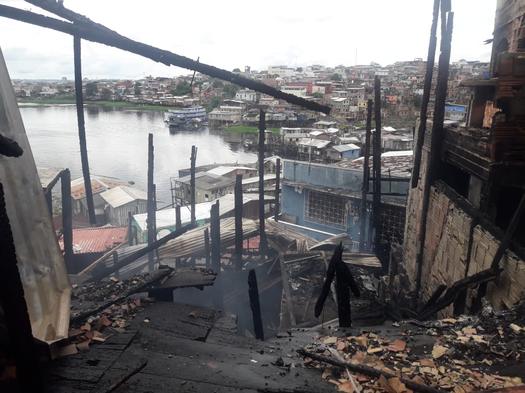 Prefeitura atua com força-tarefa em local de incêndio no Educandos