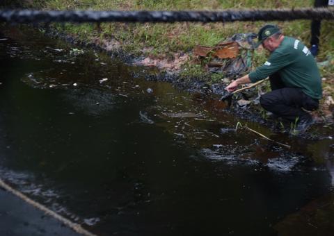 Ipaam notifica empresa por vazar 30 toneladas de emulsão asfáltica no rio Negro