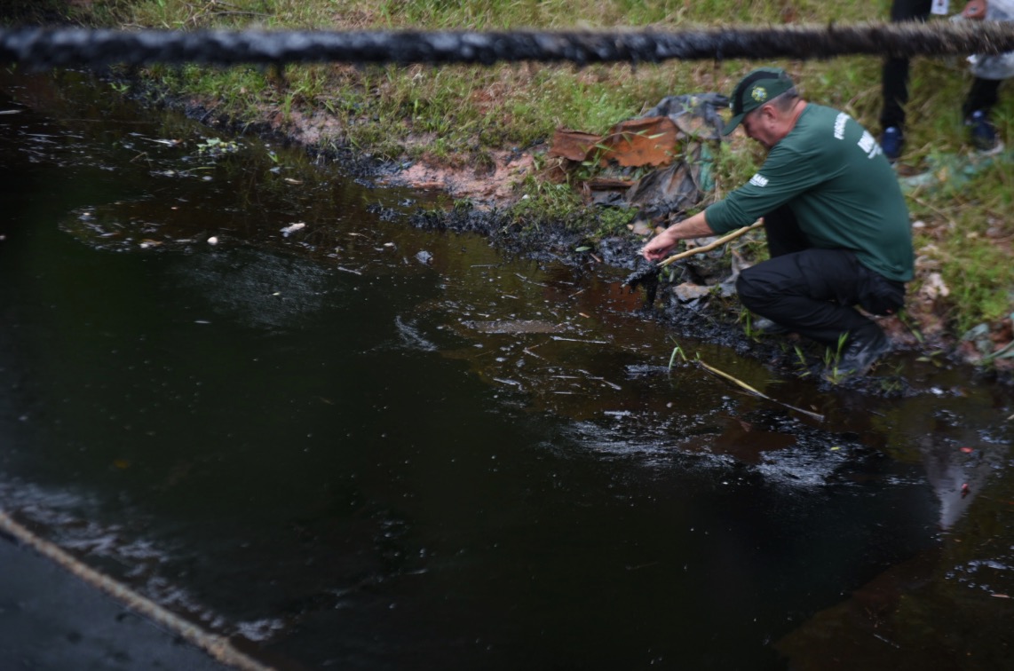 Ipaam notifica empresa por vazar 30 toneladas de emulsão asfáltica no rio Negro