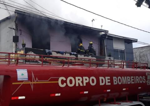Moradores ficam em pânico após casa pegar fogo em Manaus